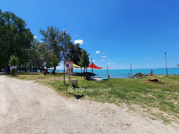 Balatonakarattyai 73 nm-es lak�s elad�