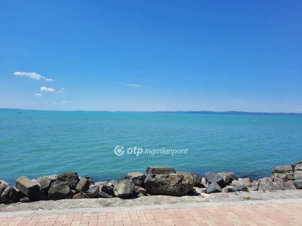 Balatonakarattyai elad� 65 nm-es lak�s
