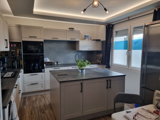 Balatonalm�di elad� t�gla csal�di h�z