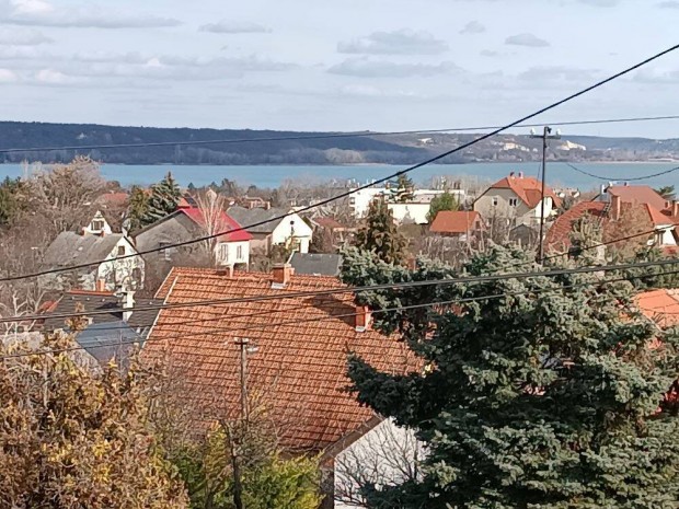 Balatonalmádi városközponti Panorámás Lakás Eladó Kerttel, Garázzsal