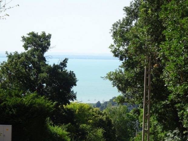 Balatonalmdiban rszpanorms, belterleti telek elad