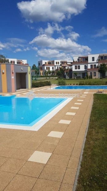 Balatonalm�dii elad� 65 nm-es lak�s