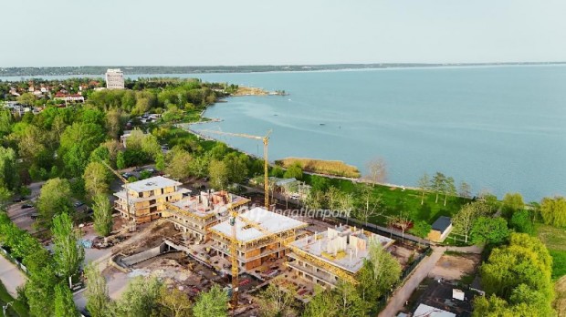 Balatonalm�dii elad� 68 nm-es lak�s