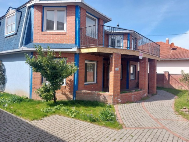 Balatonbogl�r, Csal�di h�zas �vezet, 310 m2-es, csal�di h�z