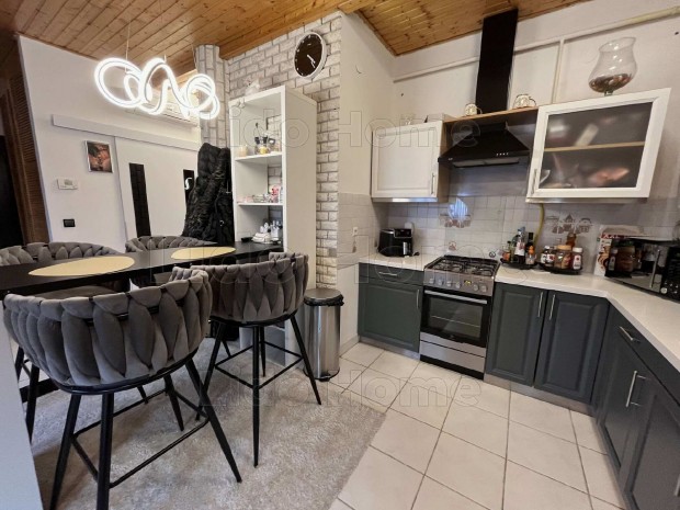 Balatonbogl�r k�zpontj�ban fel�j�tott 67 m2-es lak�s