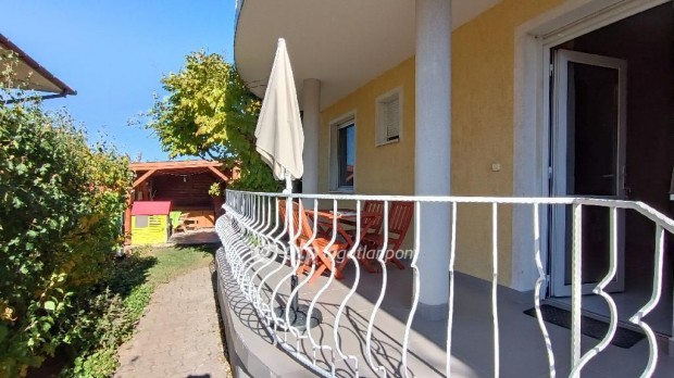 Balatonbogl�ri 57 nm-es h�z elad�