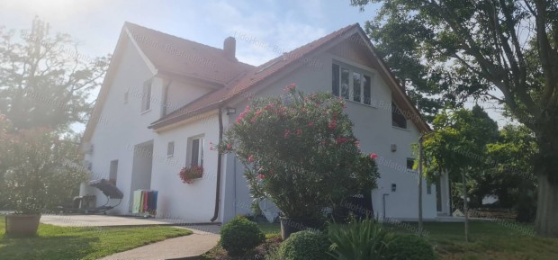 Balatonbogláron egyedi ritkaságnak számító apartmanház eladó!