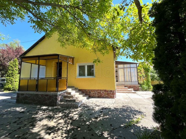 Balatonfenyvesen 110 m2-es jó állapotú családi ház
