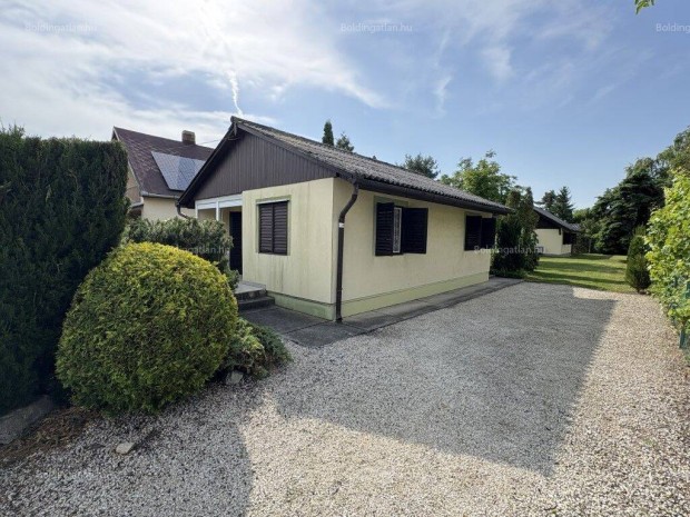 Balatonfenyvesen Vízpart Közelében Nyaraló Eladó