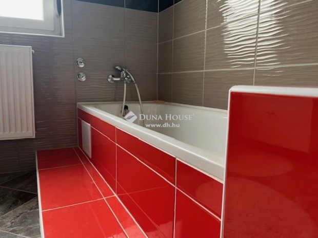 Balatonfenyvesen, 3 szintes csal�di h�z elad�.