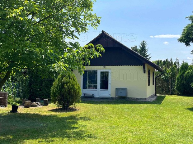 Balatonfenyvesen ideális telken két nyaraló, vízközelben!