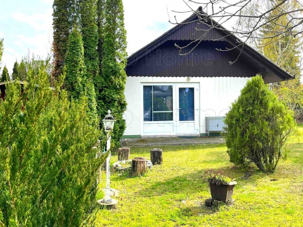 Balatonfenyvesen ideális telken két nyaraló, vízközelben!