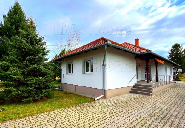 Balatonfenyvesen kiv�l� �llapot�, v�zk�zeli egyszintes lak�h�z