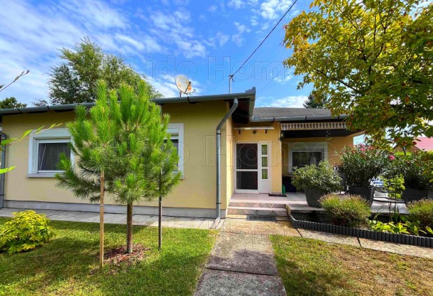 Balatonfenyvesen kiv�l� �llapot�,egyszintes lak�h�z