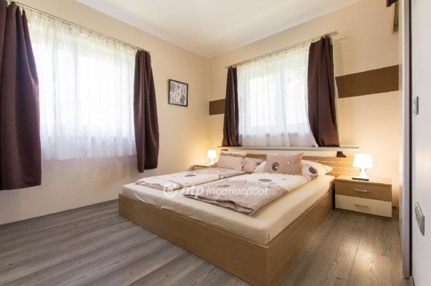 Balatonfenyvesi 285 nm-es h�z elad�