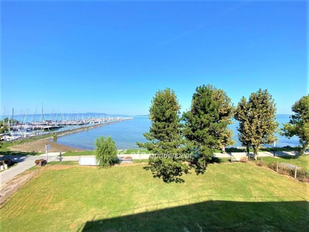 Balatonfenyvesi 33 nm-es lak�s elad�