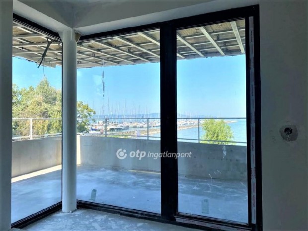 Balatonfenyvesi 59 nm-es lak�s elad�