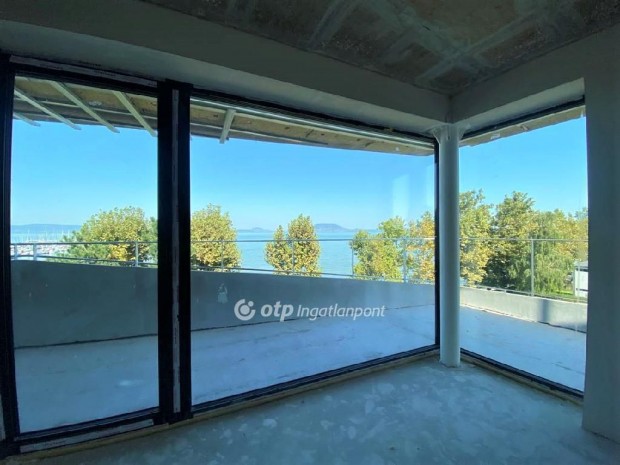 Balatonfenyvesi elad� 33 nm-es lak�s