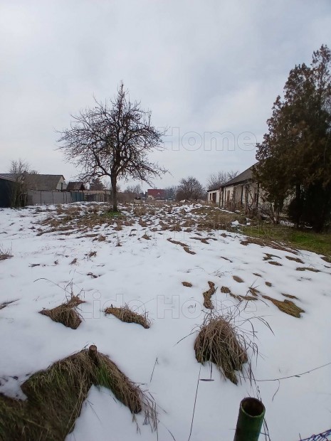 Balatonf�kaj�ron 3400m2-es �p�t�si telek egy m�r megl�v� kis h�zzal