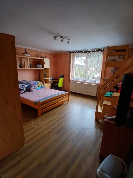 Balatonf�kaj�ron otthonos csal�dih�z elad�! R�vid id�n bel�l