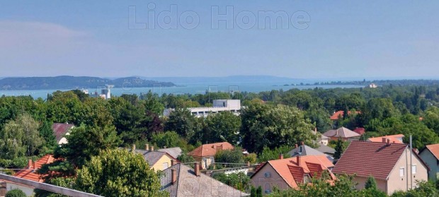 Balatonfldvron full panorms ktszintes laks elad!