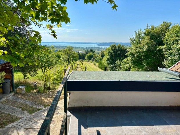 Balatonfüreden Panorámás nyaraló eladó!