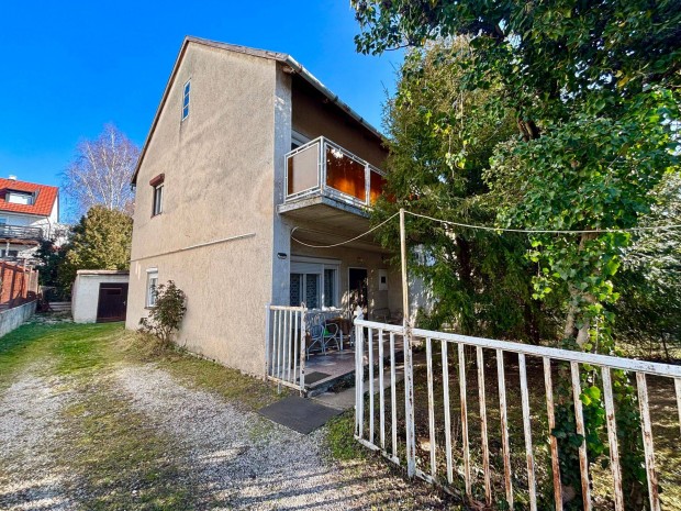 Balatonf�reden a parthoz k�zel sz�ls� Sorh�z jelleg� lak�s elad�!