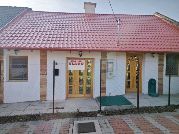 Balatonf�reden teljesk�r�en fel�j�tott 2 lak�sos h�z kertkapcsolattal