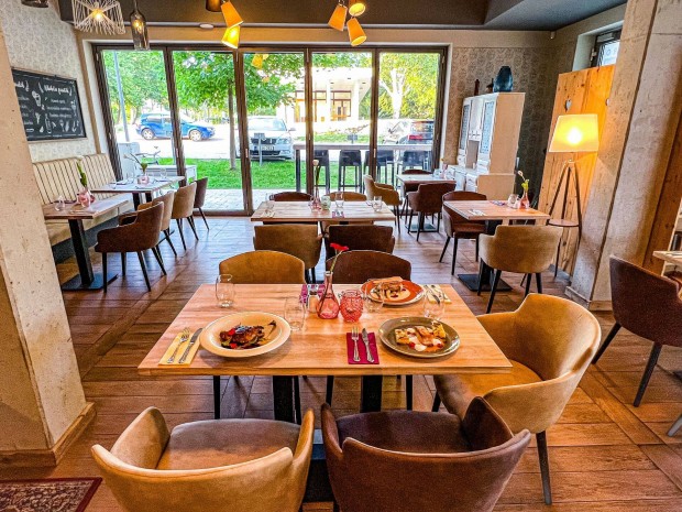 Balatonf�reden �zlethelyis�g a parti s�t�nyon elad�!