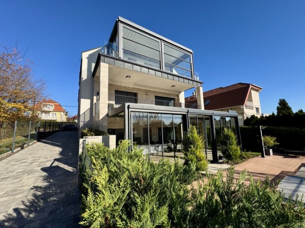 Balatonf�redi 140 nm-es lak�s elad�