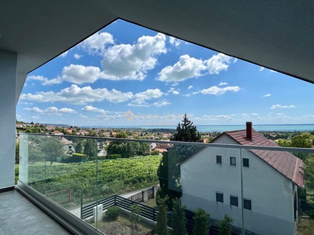 Balatonf�redi 270 nm-es h�z elad�