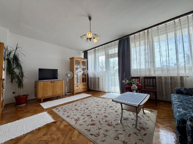 Balatonf�redi elad� 136 nm-es lak�s