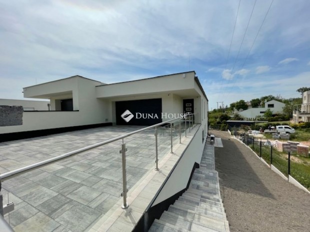 Balatonf�redi elad� 189 nm-es h�z