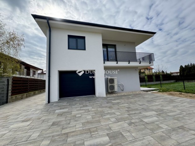 Balatonf�redi elad� 193 nm-es h�z