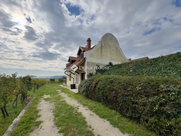 Balatonf�redi elad� 210 nm-es h�z