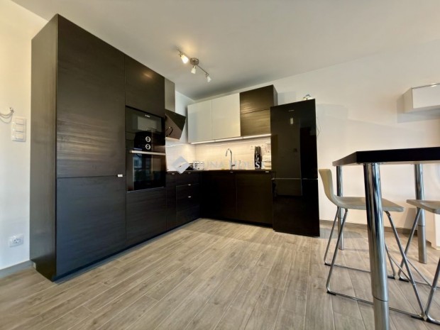 Balatonf�redi elad� 48 nm-es lak�s