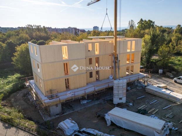 Balatonf�redi elad� 59 nm-es lak�s