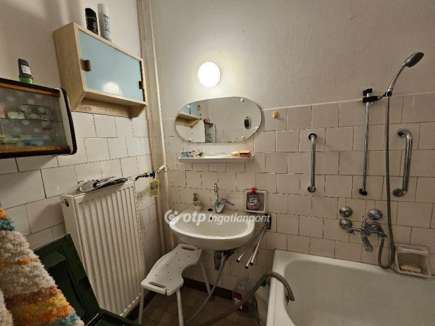 Balatonf�redi elad� 67 nm-es lak�s