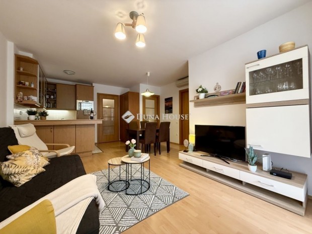 Balatonf�redi elad� 71 nm-es lak�s