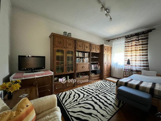 Balatonf�redi elad� 74 nm-es lak�s