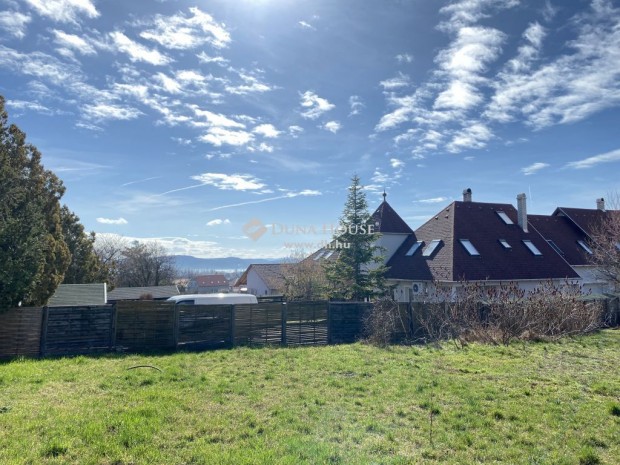 Balatonf�redi elad� 958 nm-es telek