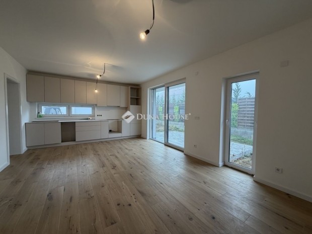 Balatonf�redi elad� 99 nm-es lak�s