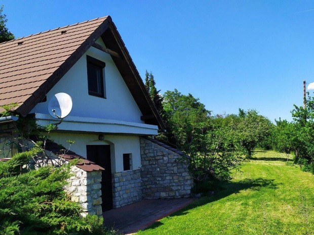 Balatonfüredi panorámás zártkerti telek nyaralóval