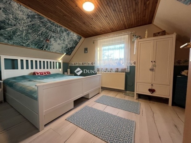 Balatonf�zf�, 3 szintes csal�dih�z elad�