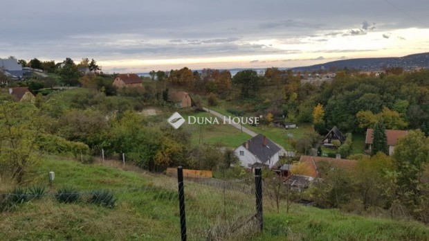 Balatonf�zf�i 800 nm-es telek elad�