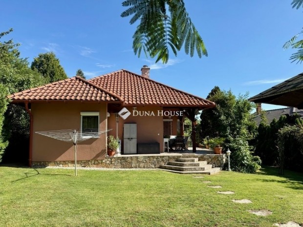 Balatonf�zf�i elad� 150 nm-es h�z