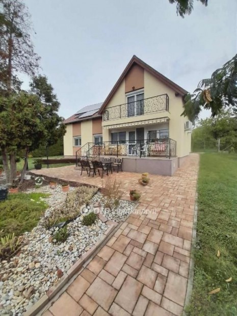 Balatonf�zf�i elad� 164 nm-es h�z