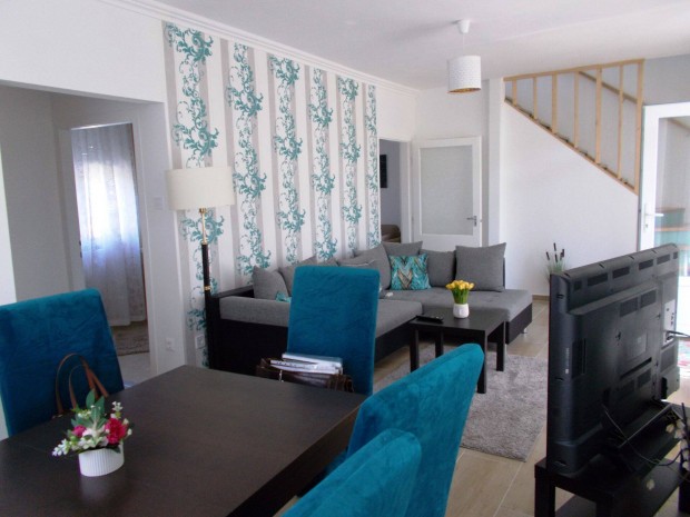 Balatonf�zf�i feluj�tott csal�di h�z elad�!