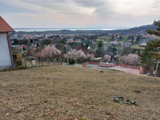 Balatongyöröki 840 nm-es telek eladó