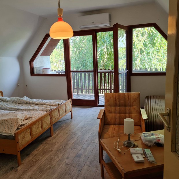 Balatongy�r�k�n partk�zeli Balatonra panor�m�s csal�di h�z elad�